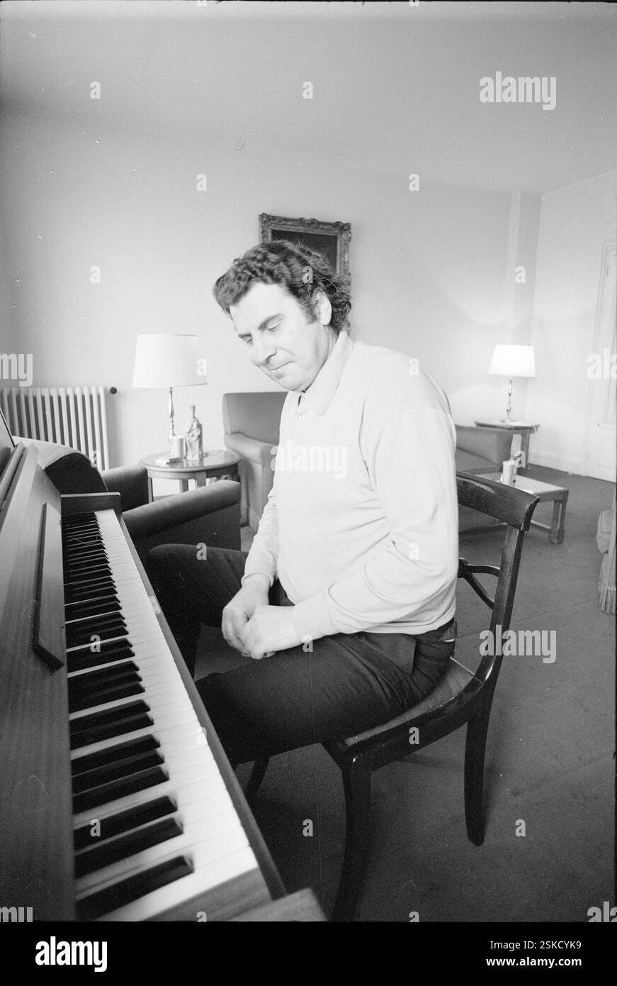--- Mikis Theodorakis beim Klavier spielen, CA. 1968#Mikis Theodorakis jouant du piano, CA. 1968- RDB DE DUKAS Banque D'Images