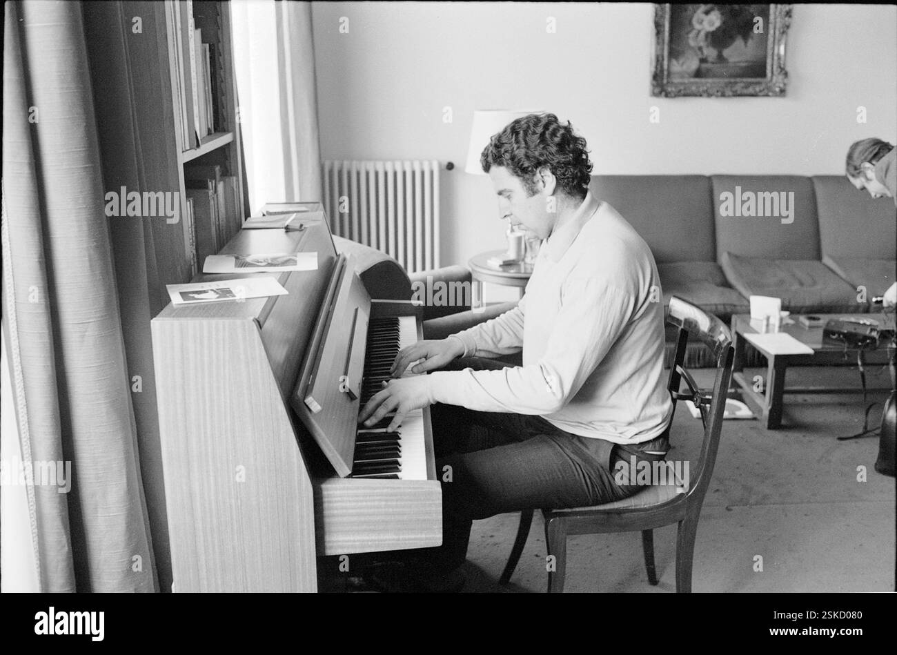 --- Mikis Theodorakis beim Klavier spielen, CA. 1968#Mikis Theodorakis jouant du piano, CA. 1968- RDB DE DUKAS Banque D'Images