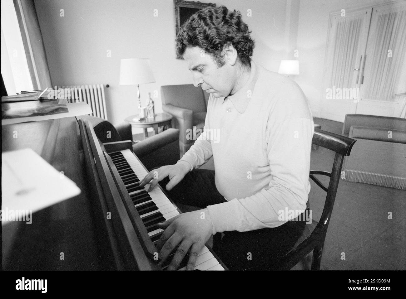 --- Mikis Theodorakis beim Klavier spielen, CA. 1968#Mikis Theodorakis jouant du piano, CA. 1968- RDB DE DUKAS Banque D'Images
