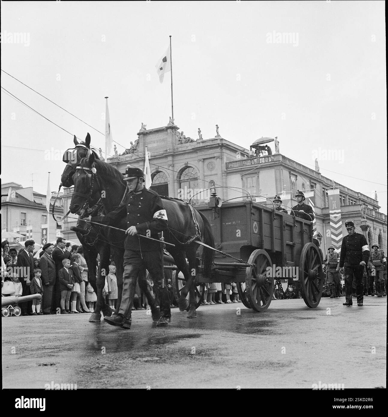 Gepanzerter Ambulanzwagen des Französischen Roten Kreuzes ; 100 Jahr-Feier#Ambulance de la Croix-Rouge française ; 100 ans du CICR.-- Jubiläumsfeier des Roten Kreuzes : Ambulanzwagen von 1900, Genf 1963#célébration anniversaire de la Croix-Rouge : Ambulance de 1900, Genève 1963- RDB DE DUKAS Banque D'Images