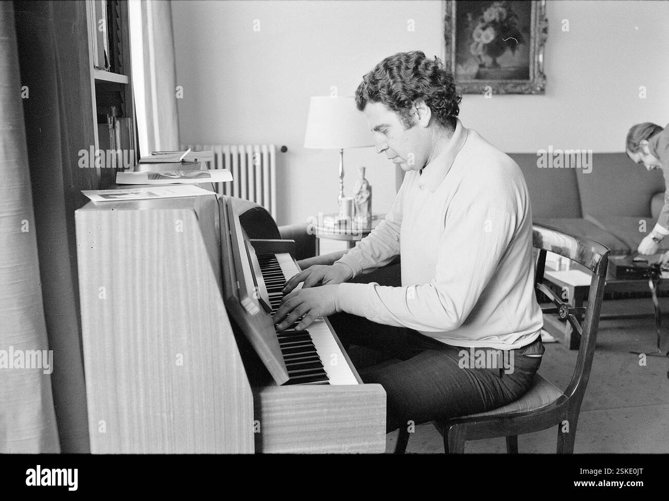 --- Mikis Theodorakis beim Klavier spielen, CA. 1968#Mikis Theodorakis jouant du piano, CA. 1968- RDB DE DUKAS Banque D'Images
