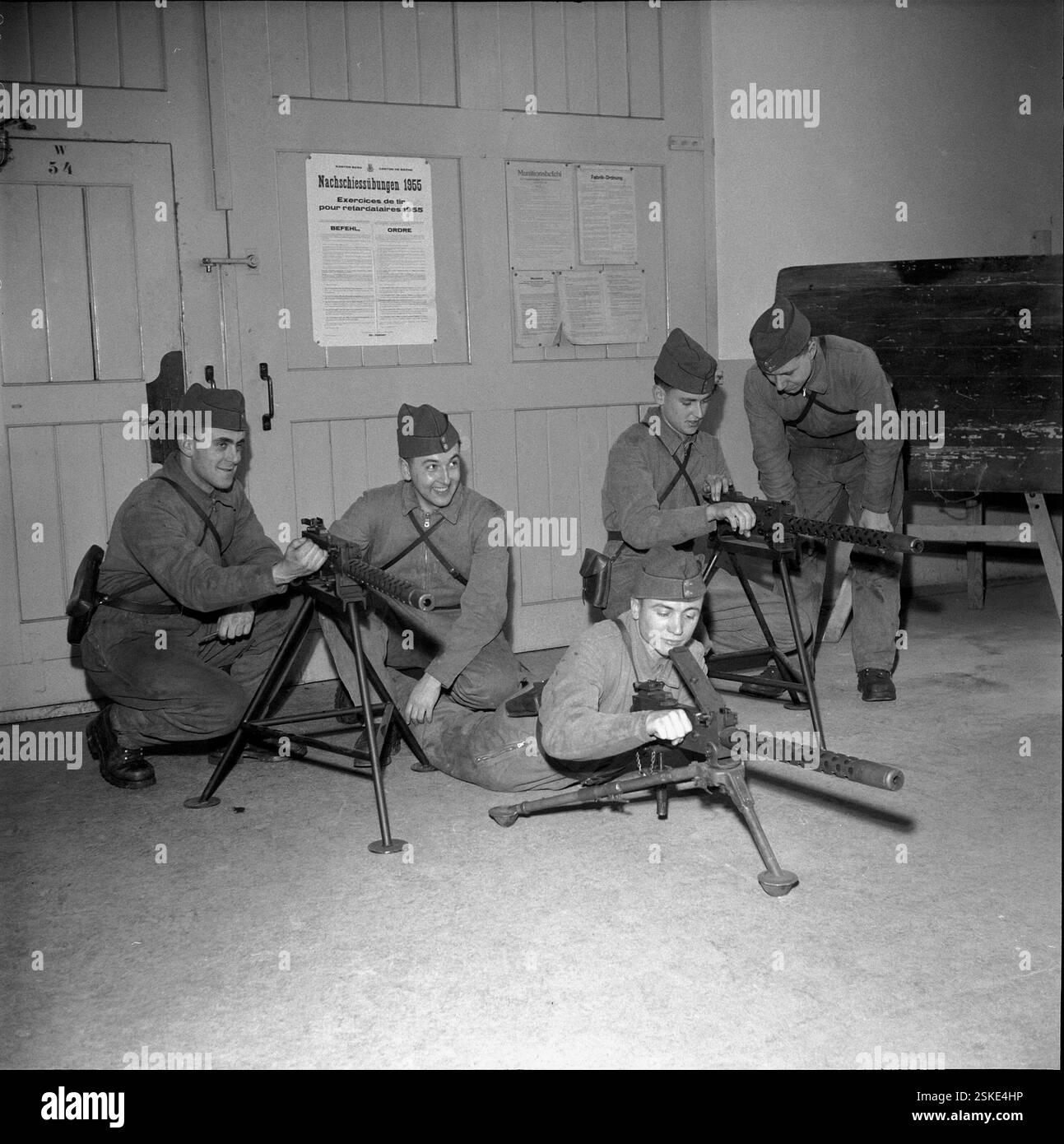 Soldaten#Soldiers-- Ausbildung am 'Centurion' auf dem provisorischen Panzerübungsplatz, Thun 1956#'Centurion' entraînement au terrain de forage temporaire de chars, Thoune 1956- RDB PAR DUKAS Banque D'Images