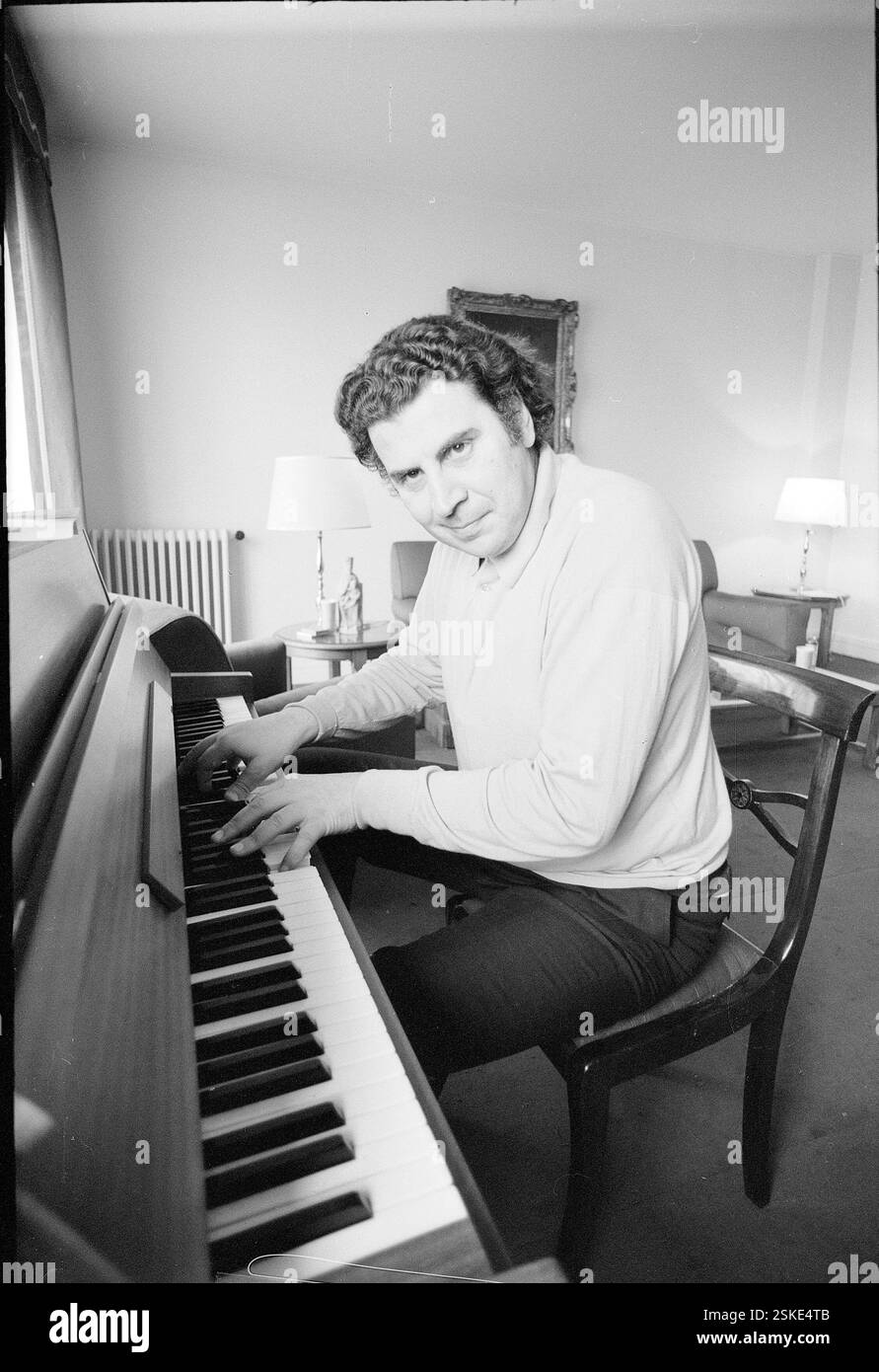 --- Mikis Theodorakis beim Klavier spielen, CA. 1968#Mikis Theodorakis jouant du piano, CA. 1968- RDB DE DUKAS Banque D'Images
