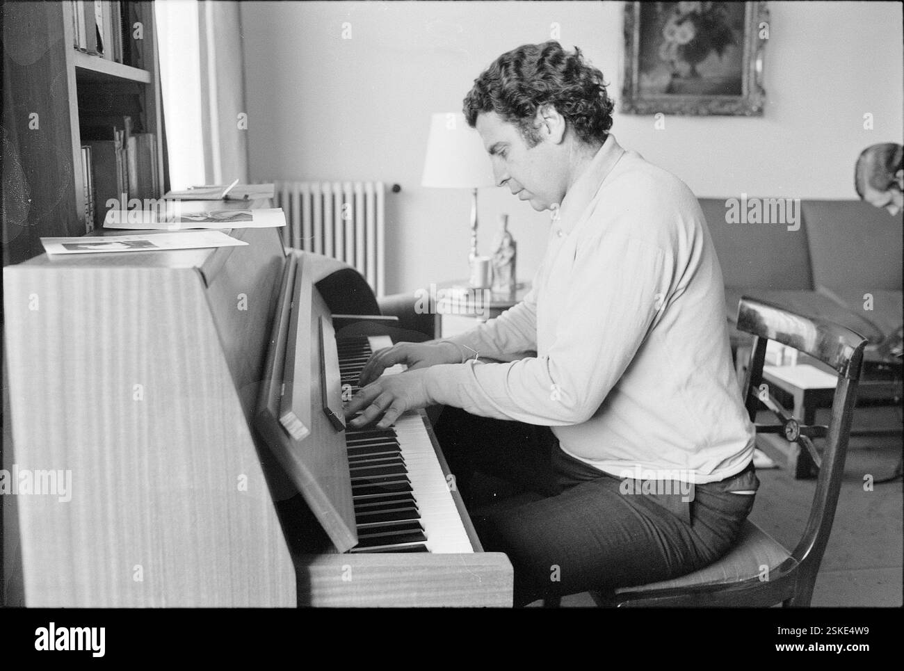 --- Mikis Theodorakis beim Klavier spielen, CA. 1968#Mikis Theodorakis jouant du piano, CA. 1968- RDB DE DUKAS Banque D'Images