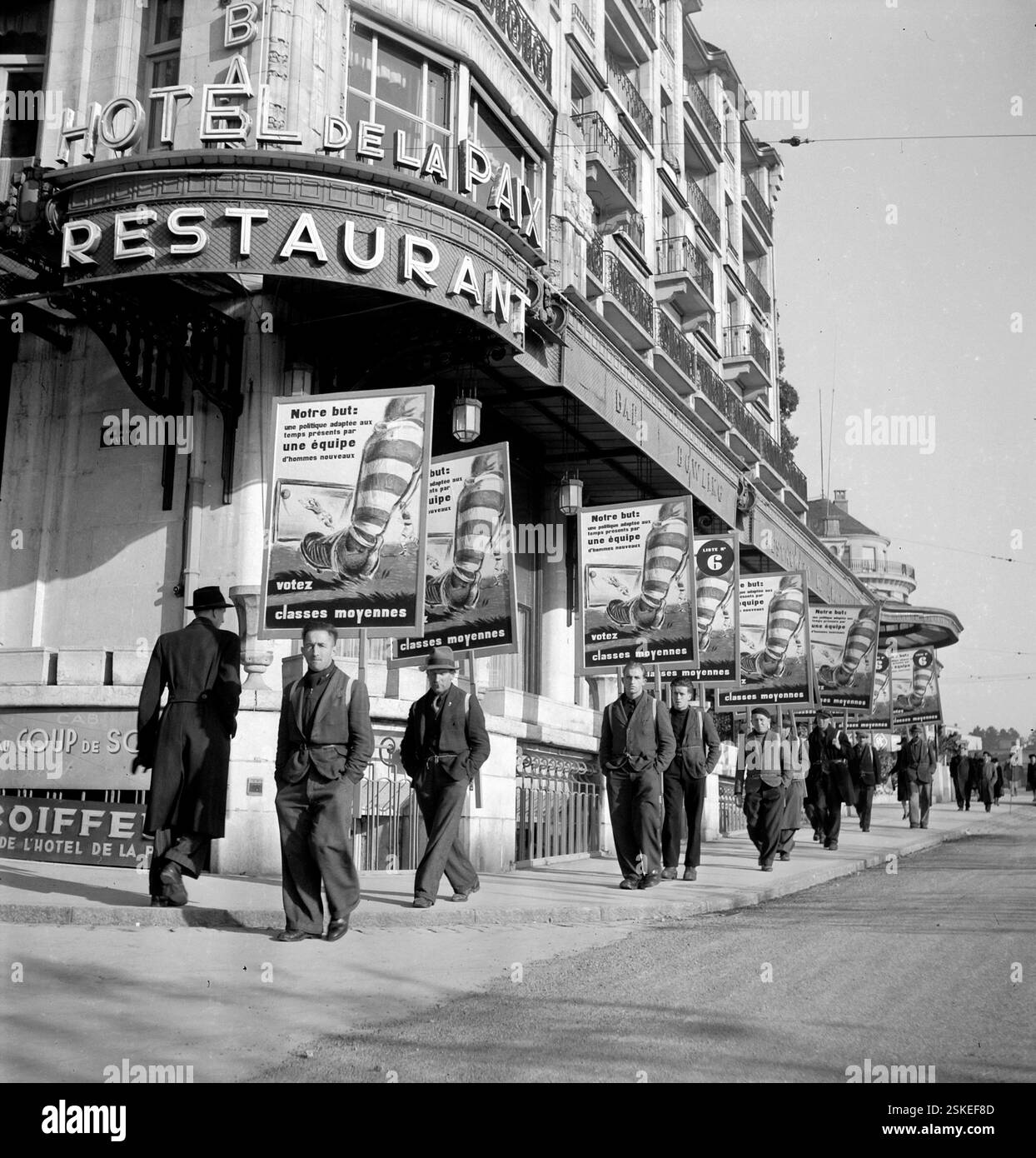--- Gemeindewahlen à Lausanne 1945 : Männer mit Wahlplakaten#élections municipales à Lausanne 1945 : hommes portant des affiches de propagande- RDB DE DUKAS Banque D'Images