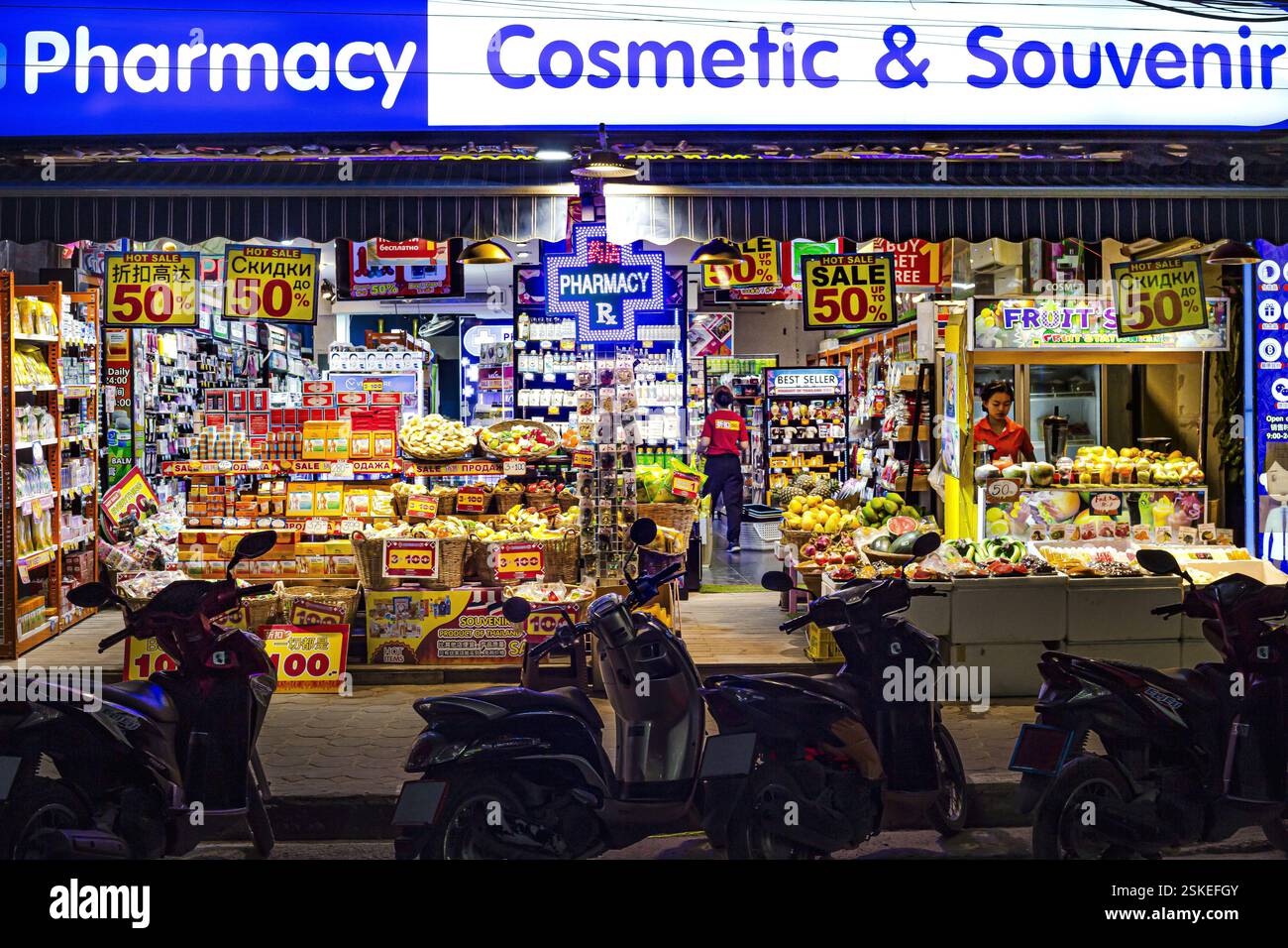 Les magasins thaïlandais ont ouvert dans la nuit dans la ville pour la santé et la nourriture pendant le covid. Banque D'Images