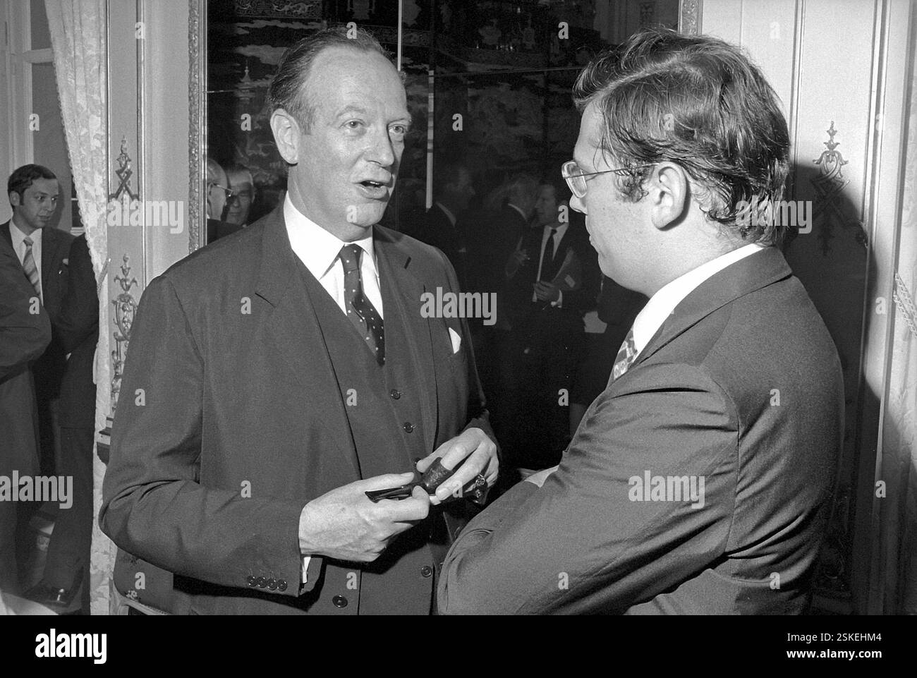 --- Freihandelsabkommen zwischen der Schweiz und der EWG, Brüssel 1972 ; Dr Paul R. Jolles mit Journalist Holliger#Accord de libre-échange entre la Suisse et la CEE, Bruxelles 1972 ; Dr Paul R. Jolles avec le journaliste Holliger- RDB DE DUKAS Banque D'Images