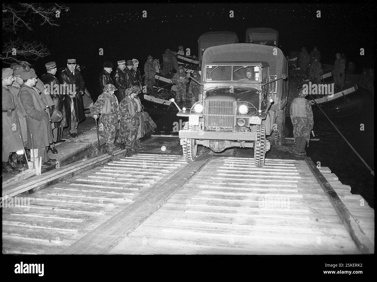 Übersetzen von Militär PW-s über den Zürichsee, Pontonier-Bataillon#Pont Pontoon sur le lac de Zurich--- Wintermanöver Feldarmeekorps 4, FAK 4 AM Zürichsee 1970 ; LKW fährt über Brücke#manœuvre hivernale du bataillon 4, FAK-4 par le lac de Zurich 1970 ; passage de camions sur le pont temporaire RDB PAR DUKAS Banque D'Images