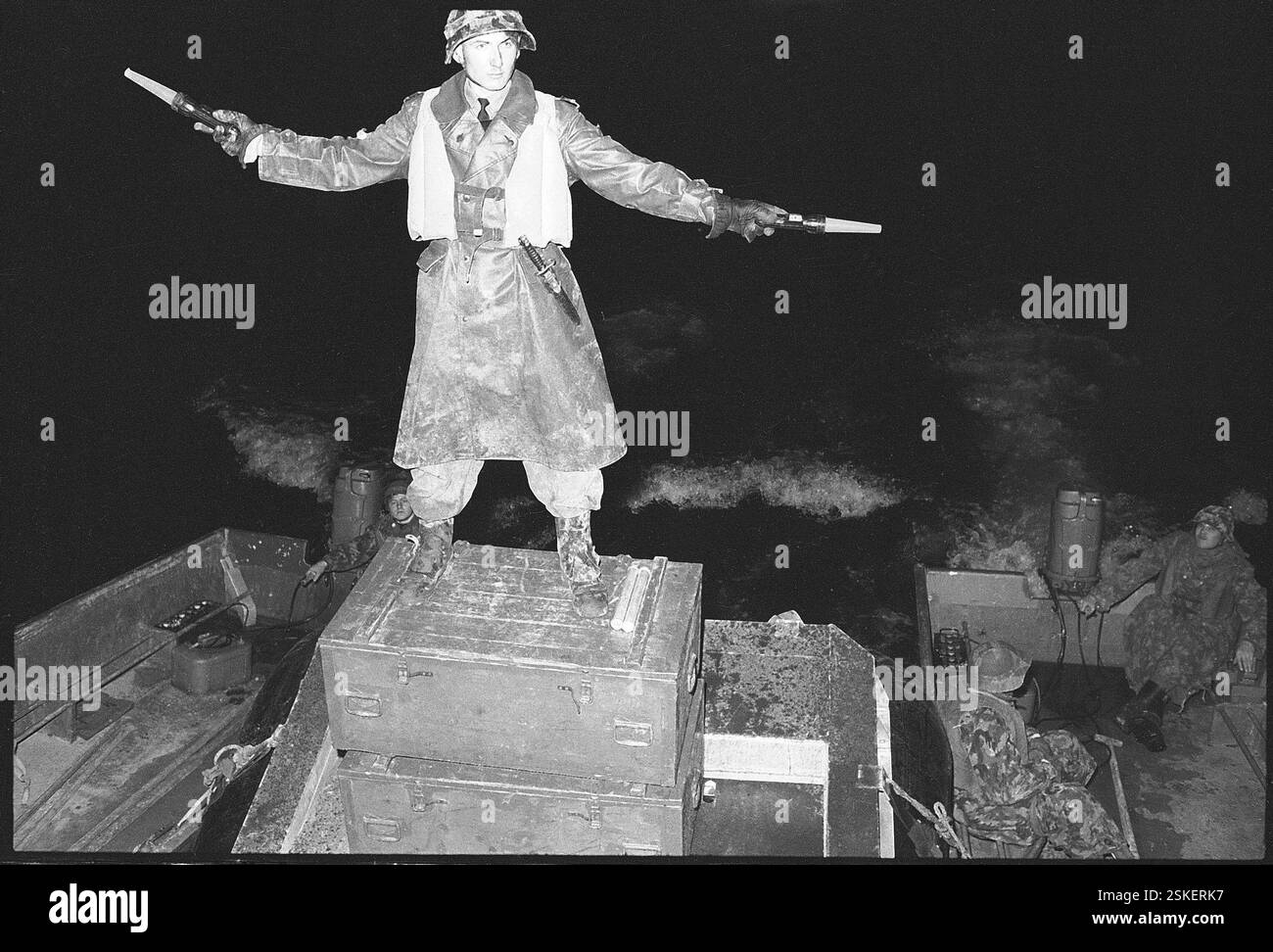 Übersetzen von Militär PW-s über den Zürichsee, Pontonier-Bataillon-- Wintermanöver Feldarmeekorps 4, FAK 4 AM Zürichsee 1970 ; Lichtsignal#manœuvre hivernale du bataillon 4, FAK-4 par le lac de Zurich 1970 ; signal lumineux- RDB PAR DUKAS Banque D'Images