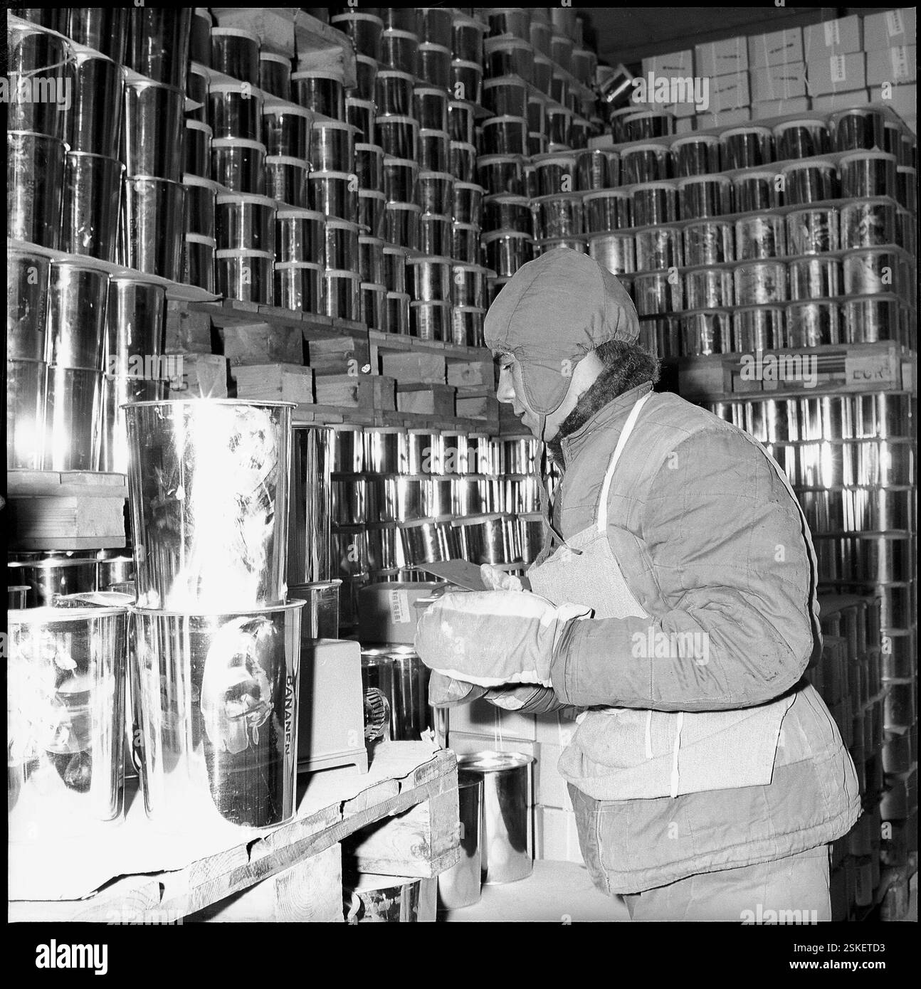 Mann à Kühlraum, Proviantenlager#man dans la chambre froide de provisions--- Mechanisierte Division 11 (Mech. Div. 11), Übung 'Passevite' ; Ostschweiz 1966#Division mécanisée 11 (Mech. Div. 11), exercice 'Passevite' ; Suisse orientale 1966- RDB PAR DUKAS Banque D'Images
