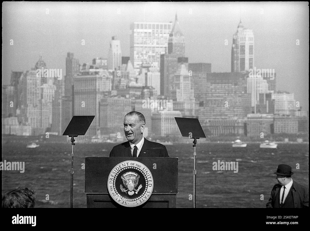 Unterzeichnet Immigration Reform#Signs Immigration Reform--- Präsident Lyndon Baines Johnson 1965#President Lyndon Baines Johnson 1965- RDB BY DUKAS Banque D'Images
