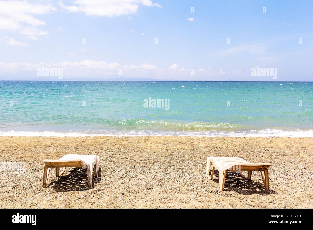Chaises longues sur une plage déserte à El Nido, Philippines offrant une escapade tropicale paisible et une vue sur la côte sereine Banque D'Images