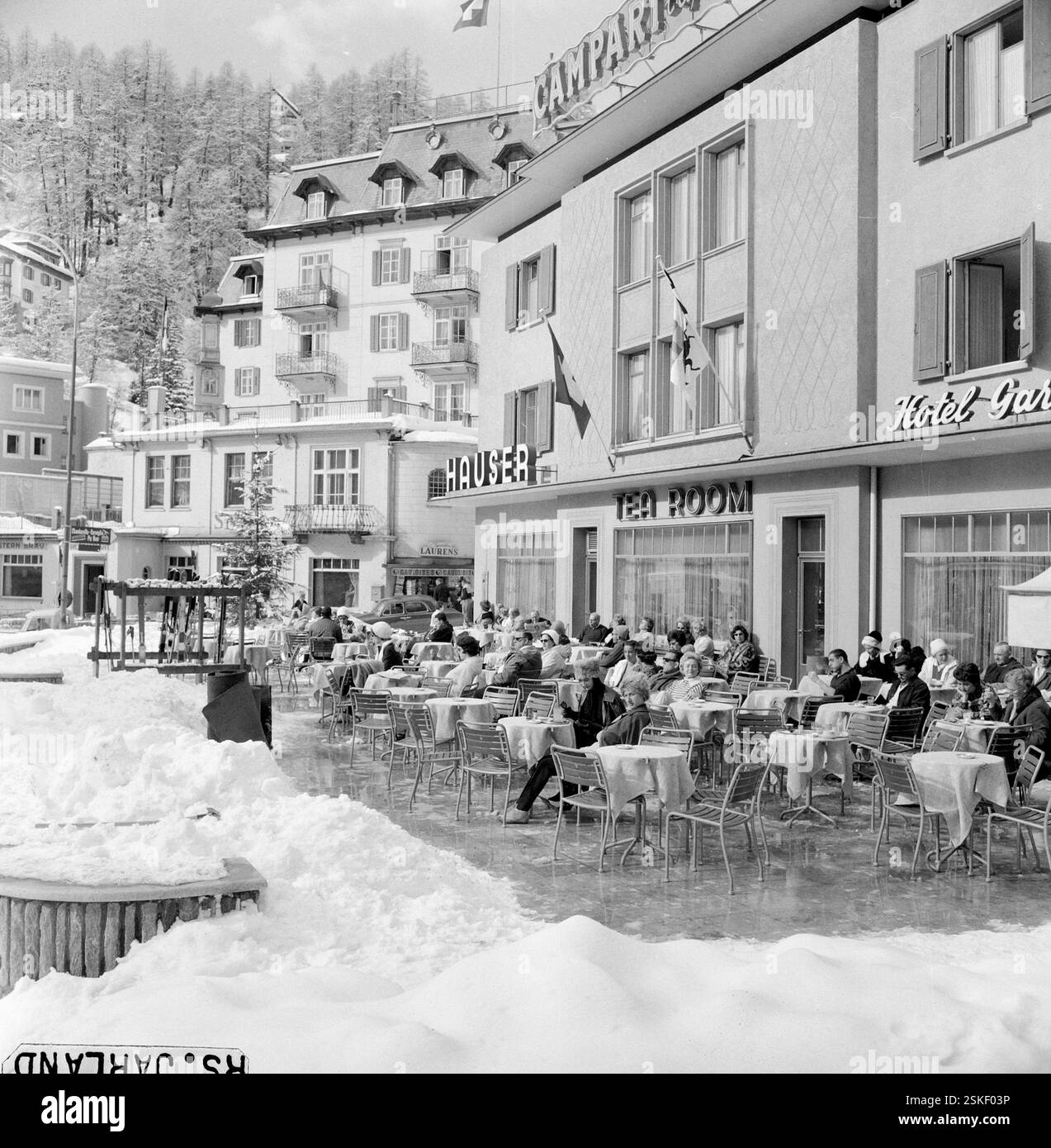 --- Gäste vor dem Tea Room Hauser in dispose Moritz 1962#guest Sitting in front of the Tea Room Hauser, composé Moritz 1962- RDB BY DUKAS Banque D'Images