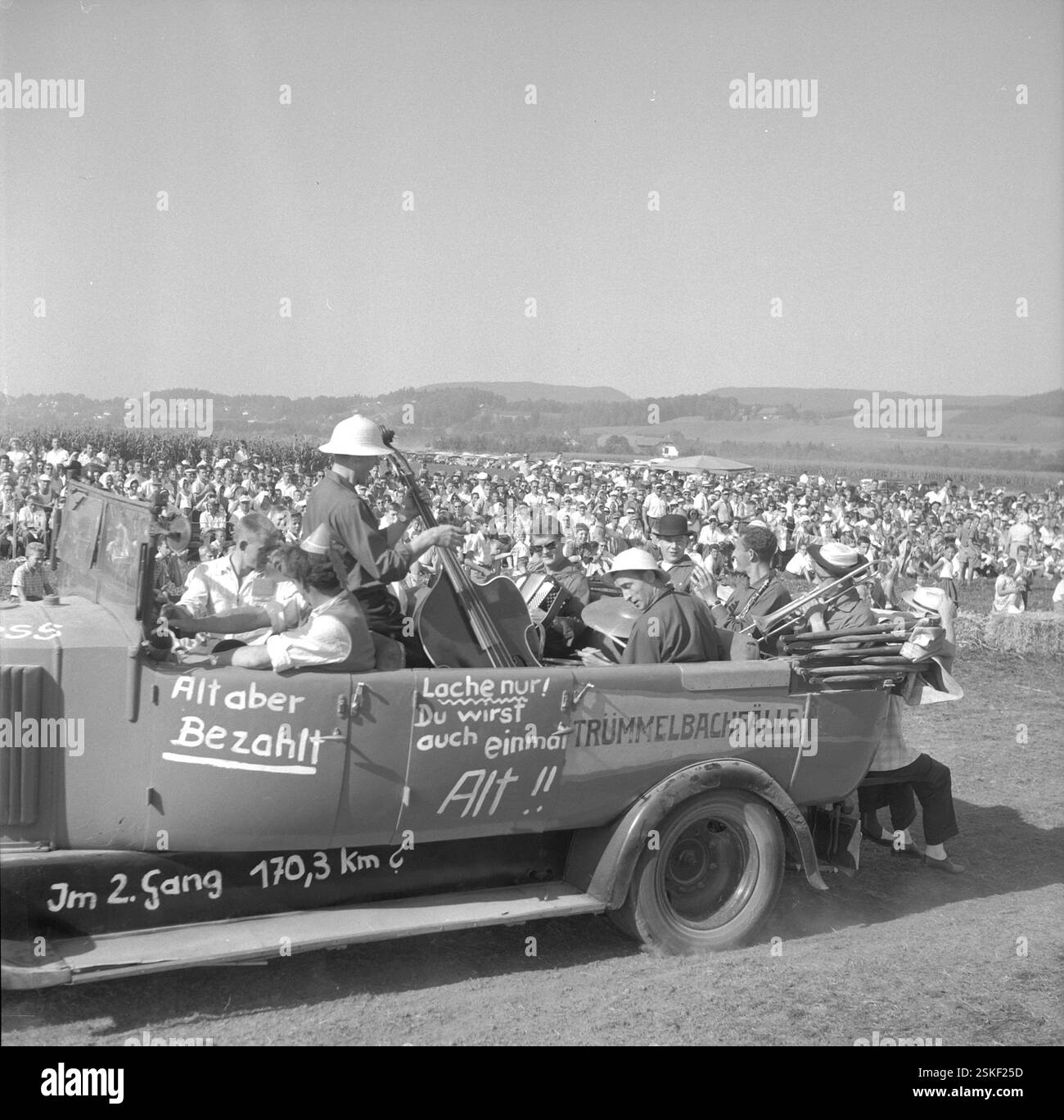 --- Stockcar-Rennen auf dem Belpmoos, Belp 1958 : Jazz-Orchester beim Spielen in Wagen#Stock car race, rencontre sur les Belpmoos, Belp 1958 : Jazz Band in old car Playing- RDB BY DUKAS Banque D'Images