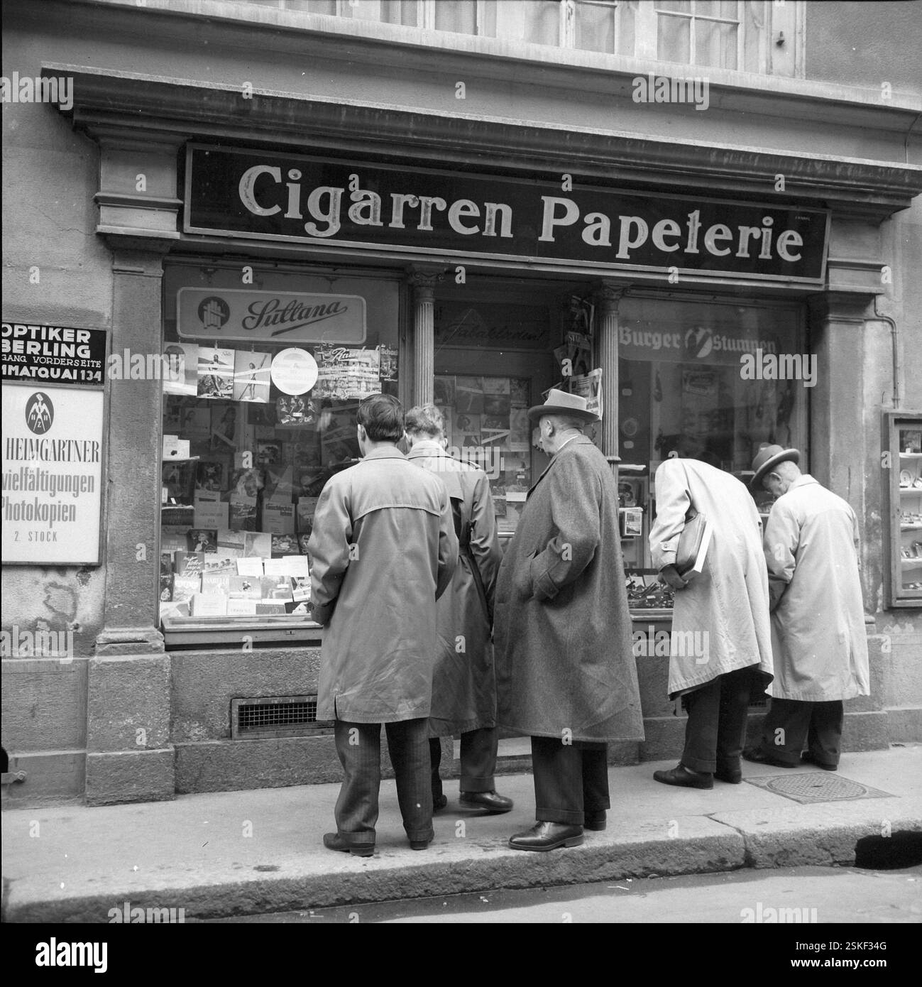 --- Männer vor Tabakgeschäft und Papeterie, Zürich 1966#Men in front of Cigar store and Papeterie shop, Zurich 1966- RDB BY DUKAS Banque D'Images