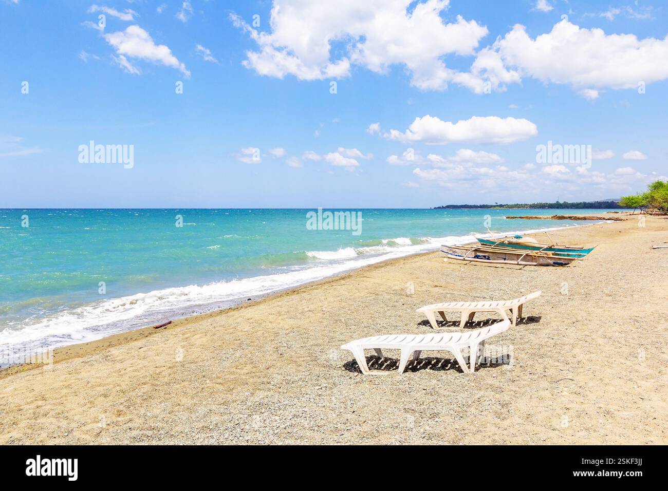 Chaises longues sur une plage déserte à El Nido, Philippines offrant une escapade tropicale paisible et une vue sur la côte sereine Banque D'Images