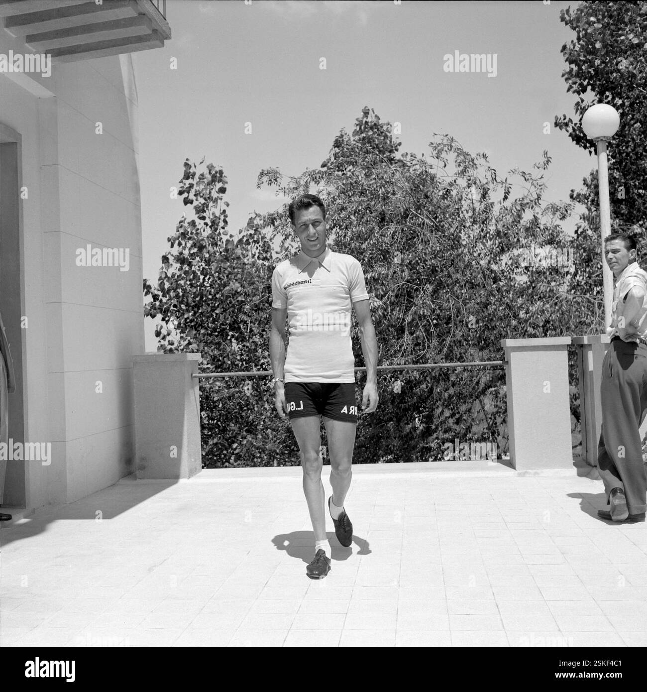 --- Giro d'Italia 1954 : Carlo Clerici, Ruhetag à Brescia#Giro d'Italia 1954 : Carlo Clerici, jour de congé à Brescia- RDB PAR DUKAS Banque D'Images