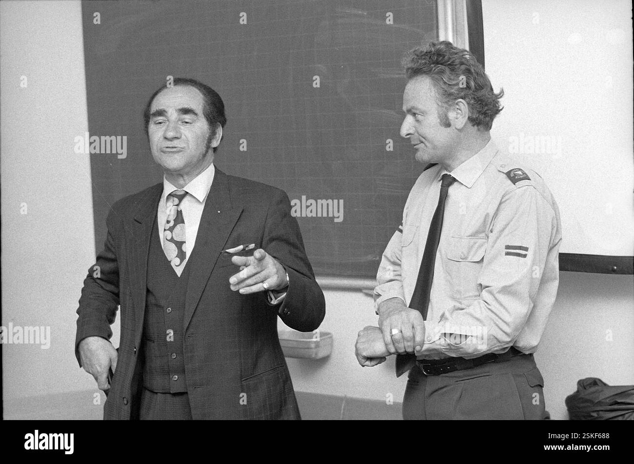 --- 'Dieb von Bagdad' führt der Polizei Seine Künste vor, Zürich 1971#'Dieb von Bagdad' démontre à la police son talent , Zürich 1971- RDB DE DUKAS Banque D'Images