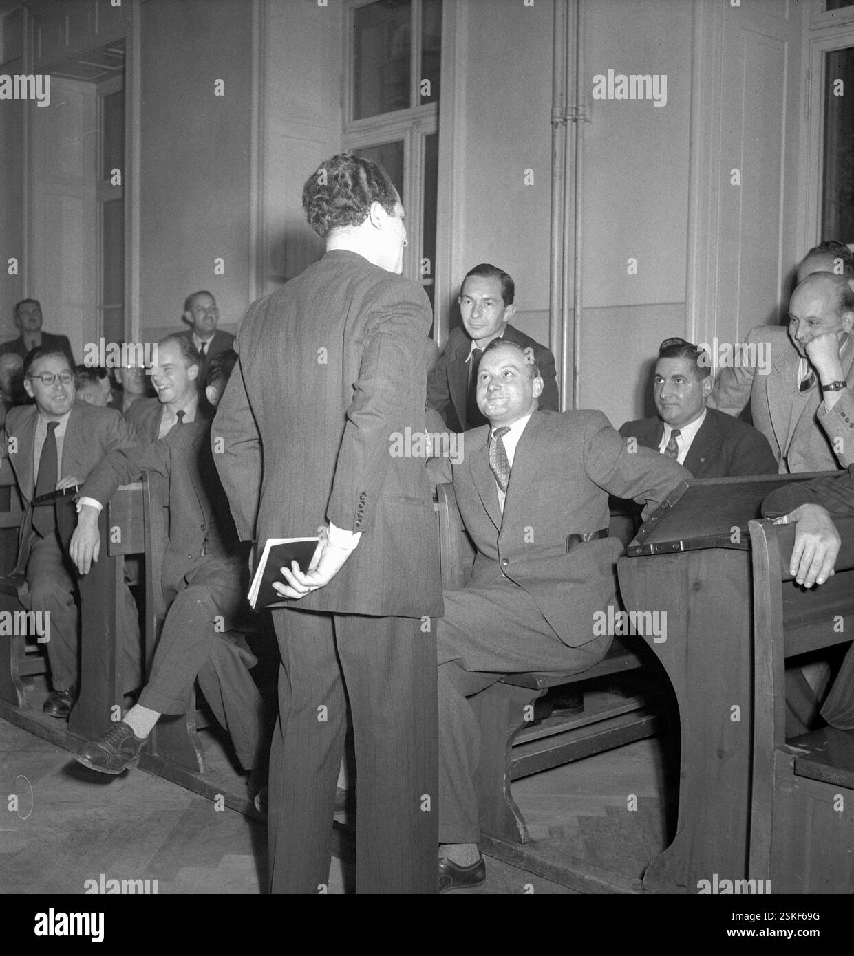 --- Borra, der 'Dieb von Bagdad' führt der Polizei Seine Künste vor, Zürich 1971#Borra, le 'Dieb von Bagdad' démontre à la police son talent , Zürich 1971- RDB DE DUKAS Banque D'Images