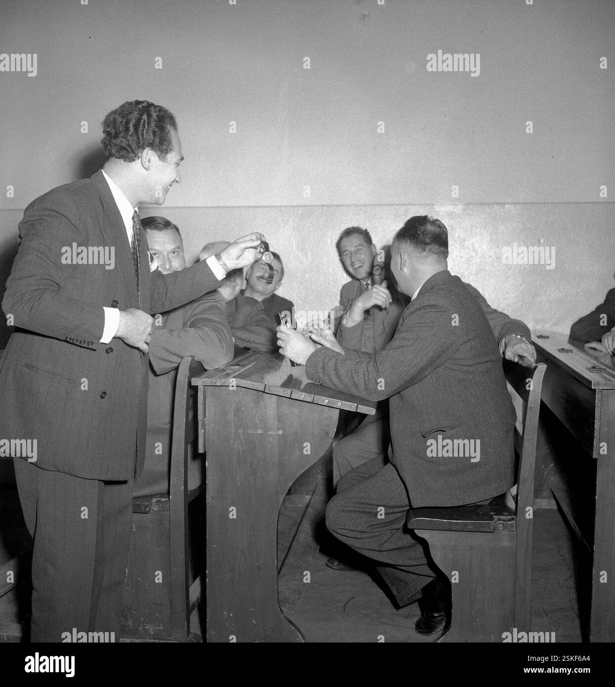 --- Borra, der 'Dieb von Bagdad' führt der Polizei Seine Künste vor, Zürich 1971#Borra, le 'Dieb von Bagdad' démontre à la police son talent , Zürich 1971- RDB DE DUKAS Banque D'Images