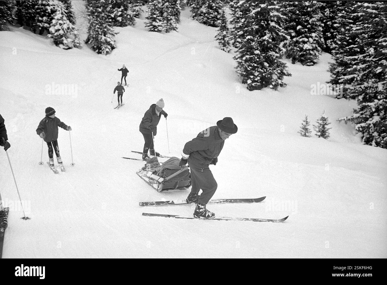 --- 'Parsenndienst' : Parsenn-Rettungsdienst in Aktion, Rettungsschlitten, 1966#'Parsenndienst' : Parsenn services de secours en action, toboggan de sauvetage, 1966- RDB PAR DUKAS Banque D'Images