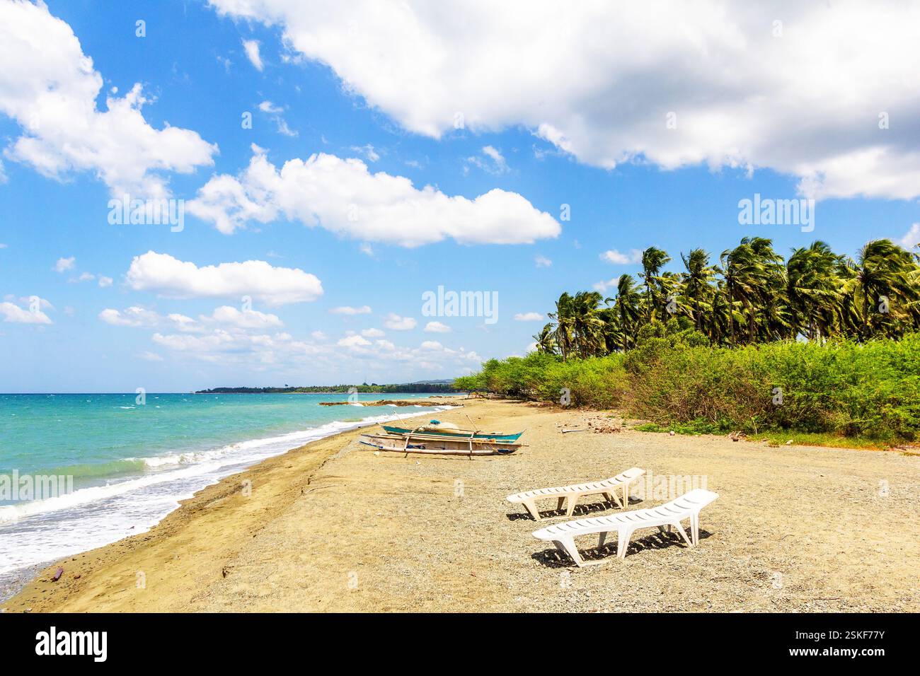 Chaises longues sur une plage déserte à El Nido, Philippines offrant une escapade tropicale paisible et une vue sur la côte sereine Banque D'Images