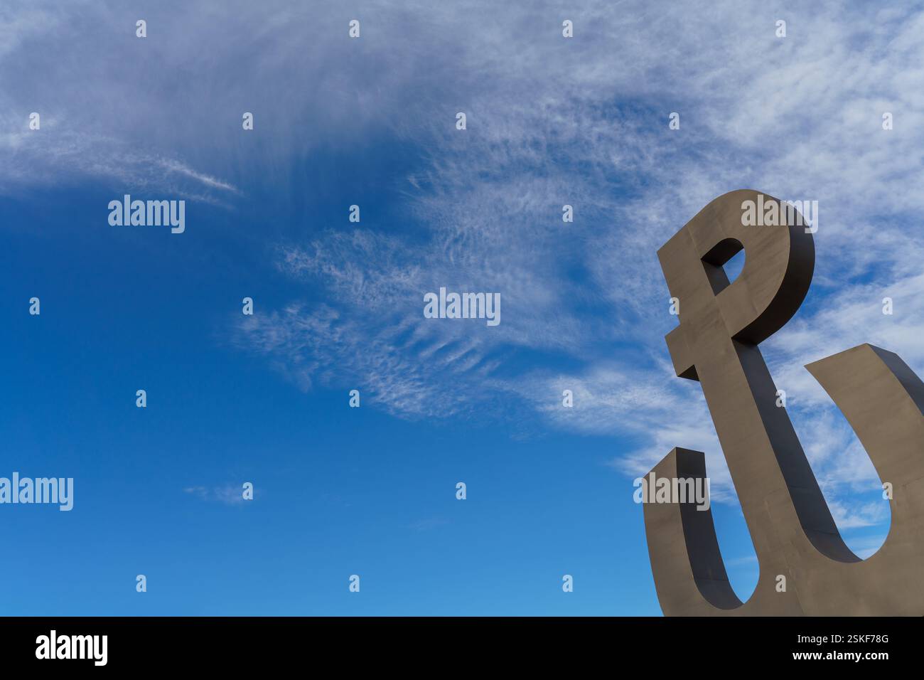 Pologne. Nouveau parc primé à Varsovie. Parc Akcji Burza avec symbole de soulèvement de Varsovie et ciel bleu dans le dos. Banque D'Images