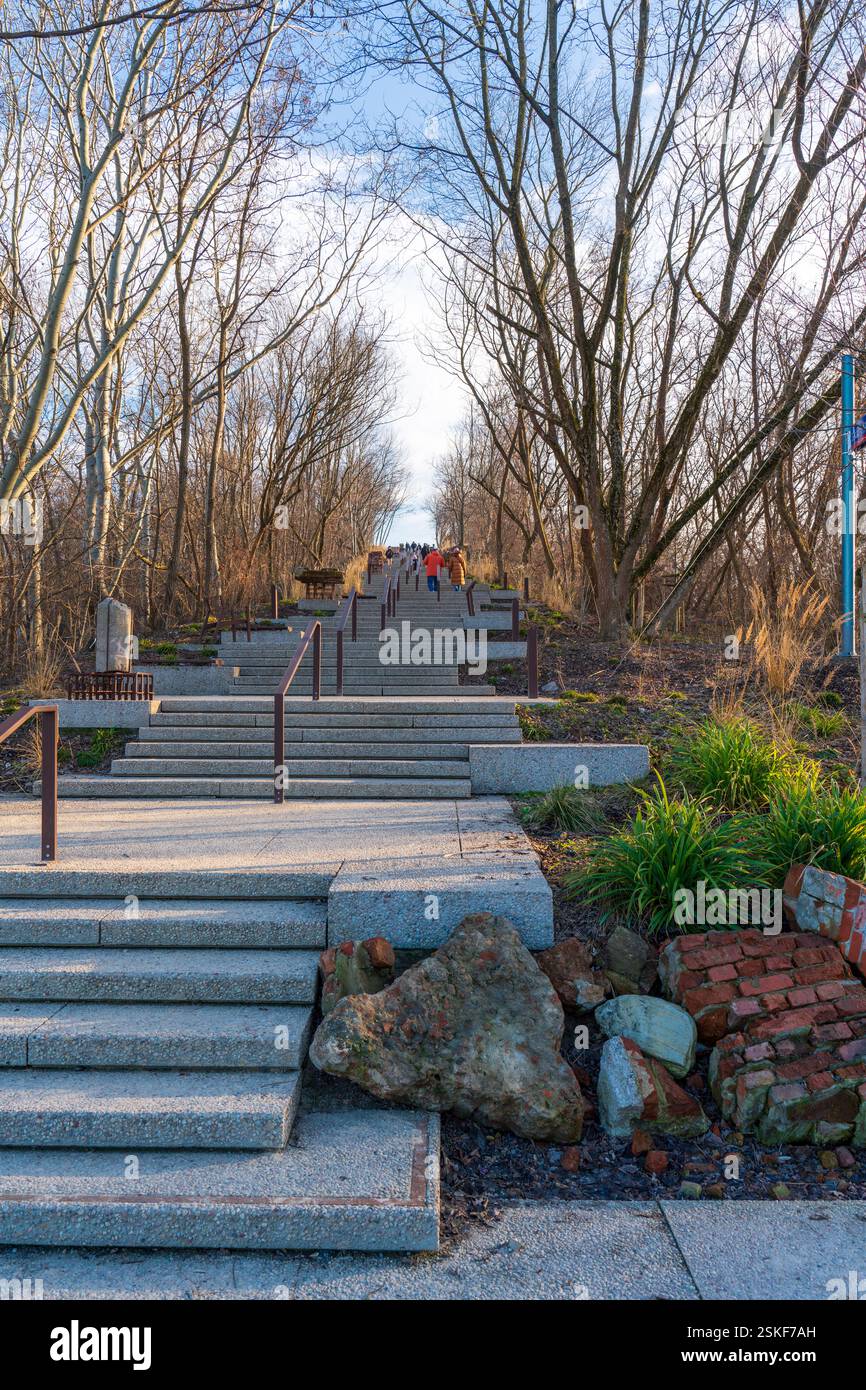 Pologne. Nouveau parc primé à Varsovie. Park Akcji Burza. Des solutions écologiques et contemporaines dans un lieu construit à partir des ruines de la seconde Guerre mondiale Banque D'Images
