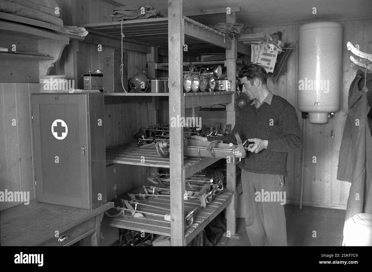 --- 'Parsenndienst' : Parsenn-Rettungsdienst in Aktion, 1966#'Parsenndienst' : Parsenn Rescue services in action, 1966- RDB BY DUKAS Banque D'Images