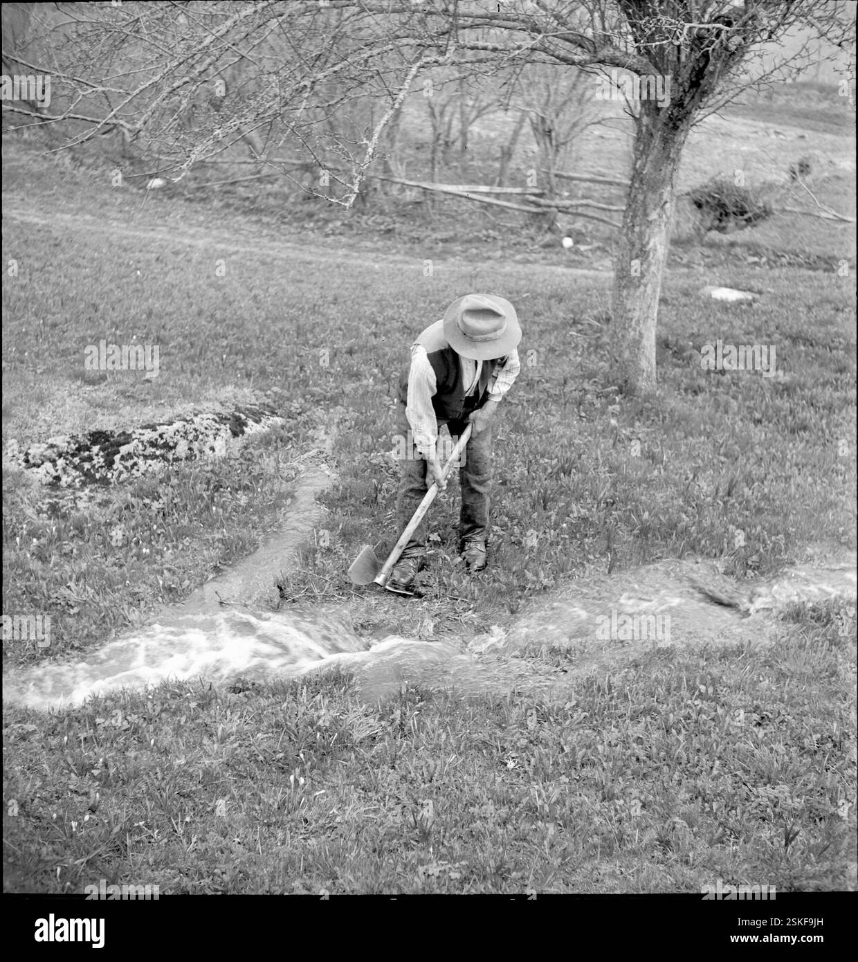 --- Mund VS, der 'Wasserhüter' wartet das künstliche Bewässerungssystem, 1940#Mund VS, gardien des canaux d'irrigation, 1940- RDB DE DUKAS Banque D'Images