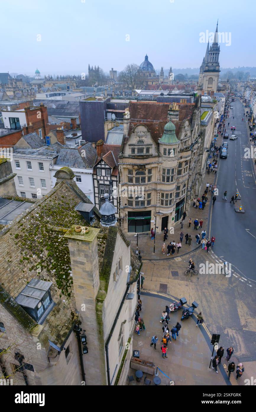Carfax, Oxford, Angleterre - la vue depuis le sommet de la tour Carfax à la jonction de St Aldate, Cornmarket Street, Queen Street et High Street Banque D'Images