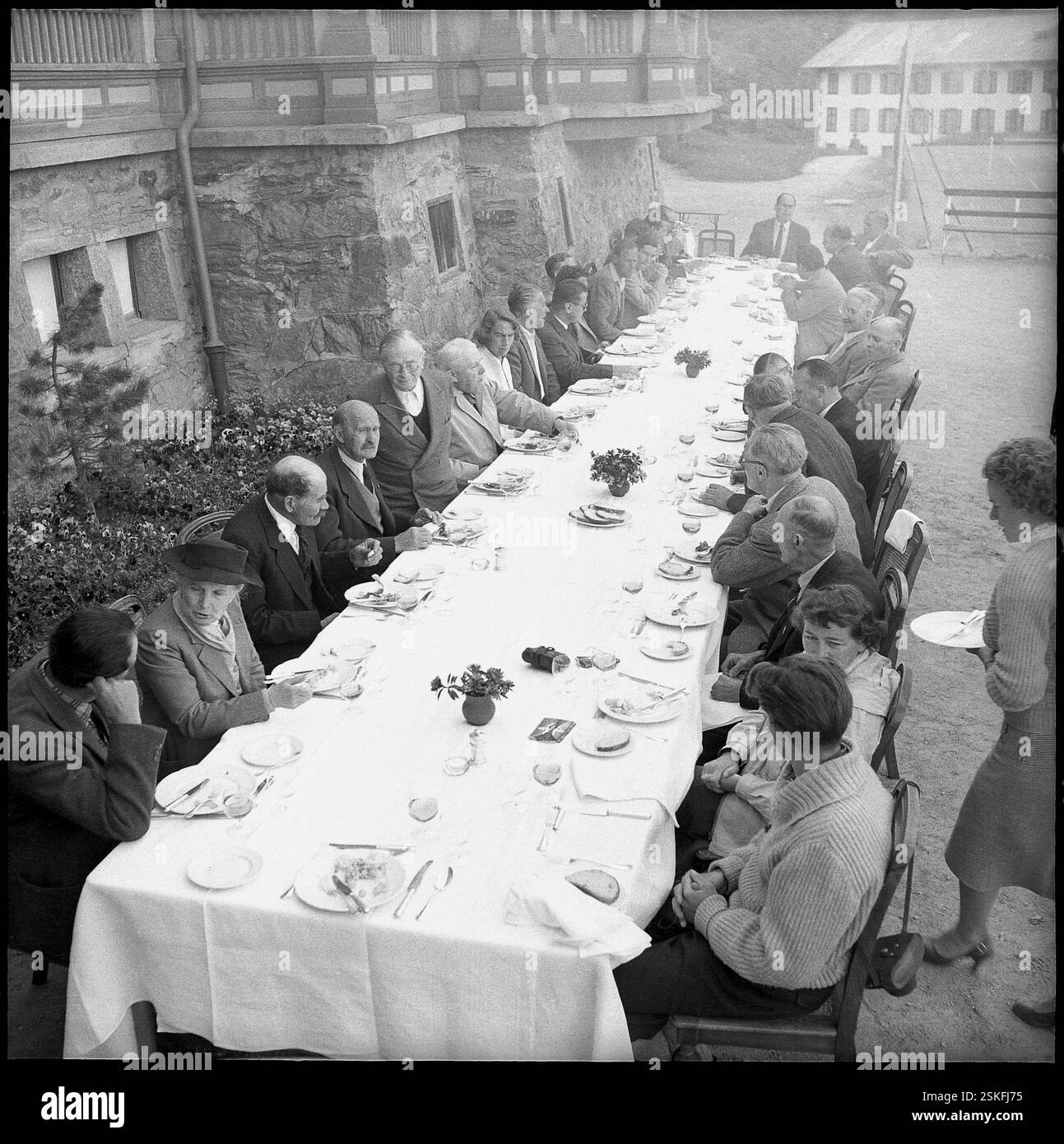 Von links : Alt-Bundesrat von Steiger, Pfarrer von Zermatt, RT. Hon. L. S. Amery (GB), Frau von Steiger, Sir Arnold Lunn (Club alpin)-- 100 Jahre Erstbesteigung des Monte Rosa, stagiaire. Bergsteigerwoche, Zermatt 1955 : Bankett mit Alt-Bundesrat von Steiger#100 ans de la première ascension du Monte Rosa, stagiaire. Semaine de l'alpinisme, Zermatt 1955 : banquet avec l'ancien membre du Conseil fédéral von Steiger- RDB PAR DUKAS Banque D'Images