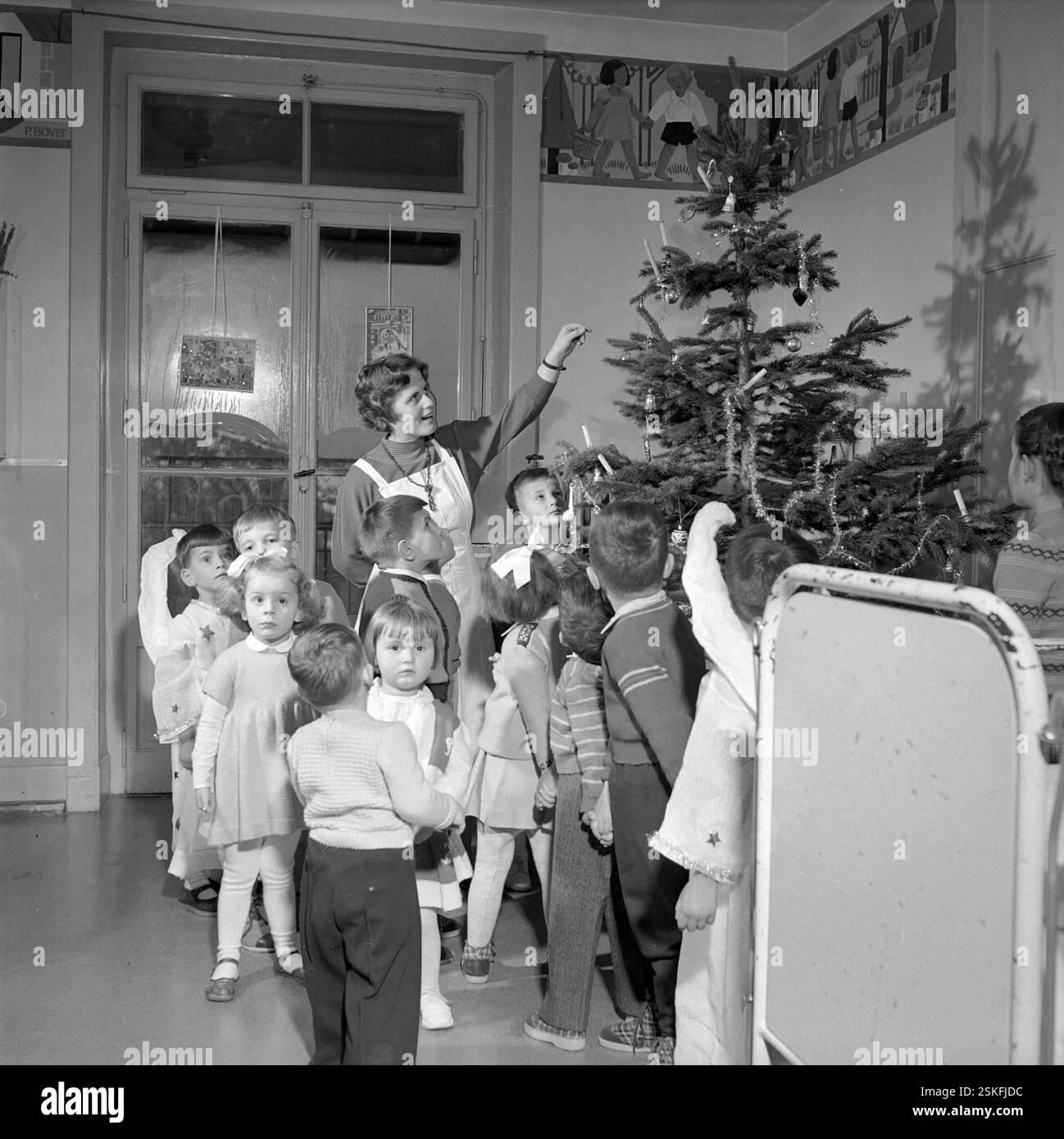 --- Heiligabend 1954 : Weihnachtsfeier in der Kinderklinik von Leysin#Christmas Eve 1954 : Christmas Party, Children's Hospital, Leysin- RDB PAR DUKAS Banque D'Images
