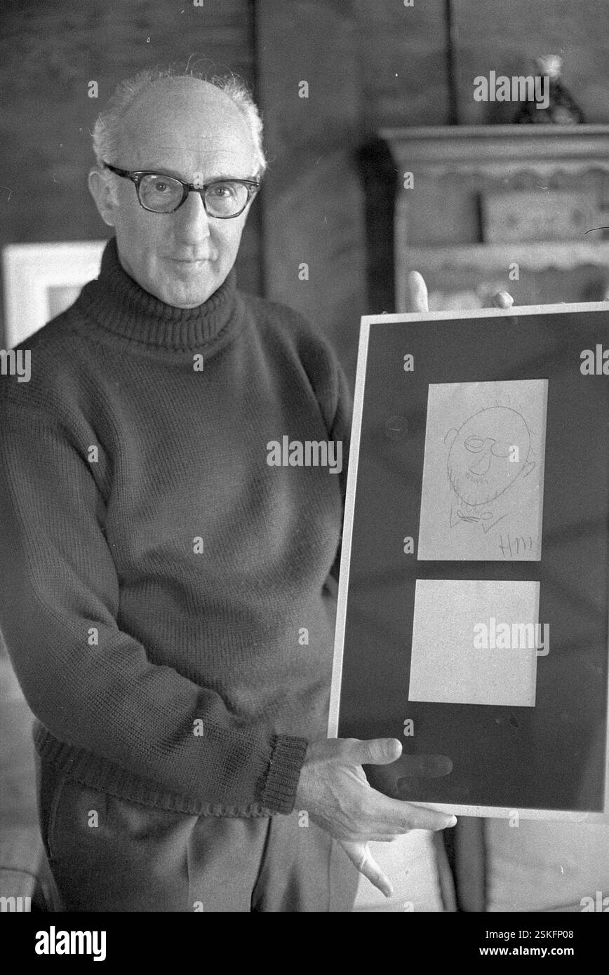 Kurtz zeigt eines der beiden einzigen Selbstbildnisse von Henti Matisse. DAS Blatt wurde dem Dirigenten Kurtz vom Kunstmaler Matisse persönlich gewidmet#Kurtz montrant l'un des deux autoportraits uniques BEI Henri Matisse. L'œuvre a été dédiée par le peintre Matisse à son ami Kurtz--- divergent Efrem Kurtz, Gstaad 1963#chef d'orchestre Efrem Kurtz, Gstaad 1963- RDB PAR DUKAS Banque D'Images