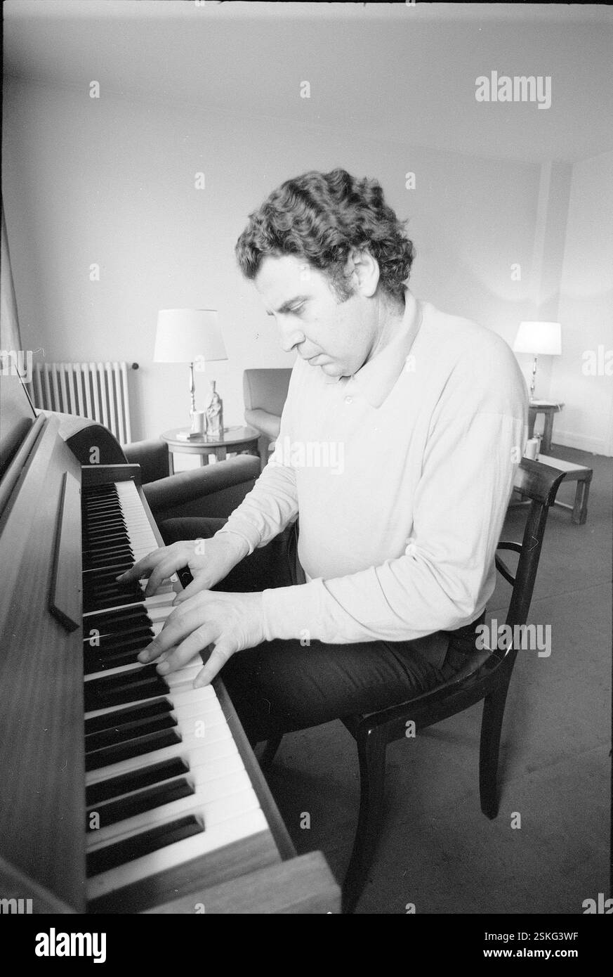 --- Mikis Theodorakis beim Klavier spielen, CA. 1968#Mikis Theodorakis jouant du piano, CA. 1968- RDB DE DUKAS Banque D'Images