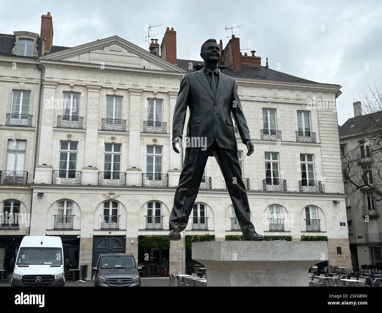 Éloge du pas de Côté. Statue d'homme célèbre dans le centre-ville de Nantes, France - Image de stock capturée avec un smartphone