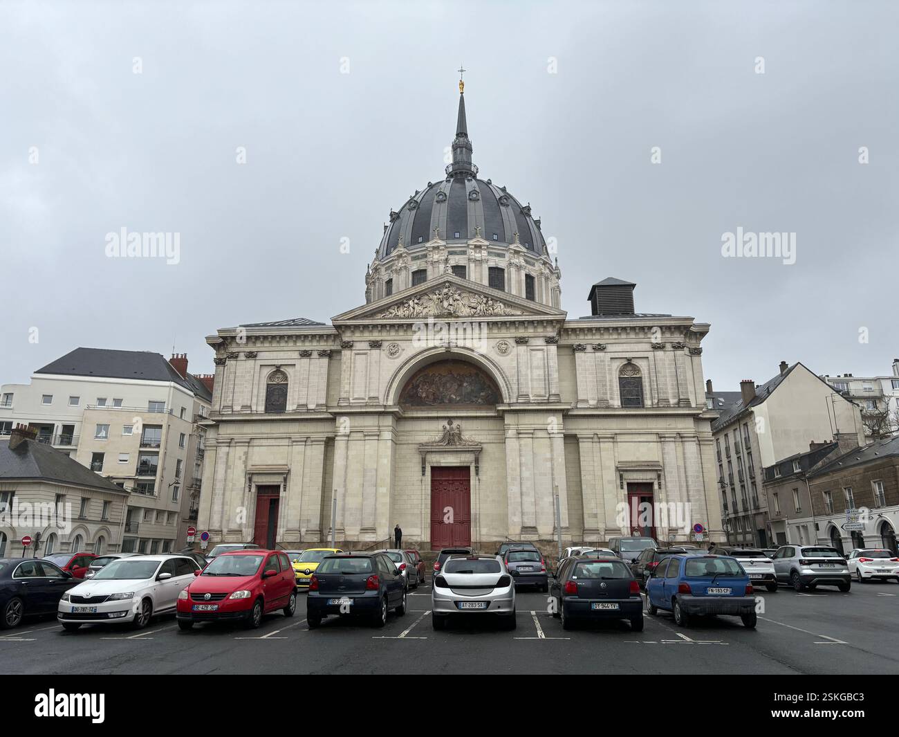 Ancienne église en pierre façade de cathédrale dans un style gothique à Nantes, France. Jour couvert. Flèche imposante. Architecture ancienne. Bâtiment religieux Banque D'Images