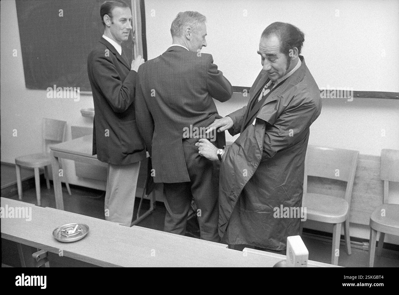 --- Borra, der 'Dieb von Bagdad' führt der Polizei Seine Künste vor, Zürich 1971#Borra, le 'Dieb von Bagdad' démontre à la police son talent , Zürich 1971- RDB DE DUKAS Banque D'Images