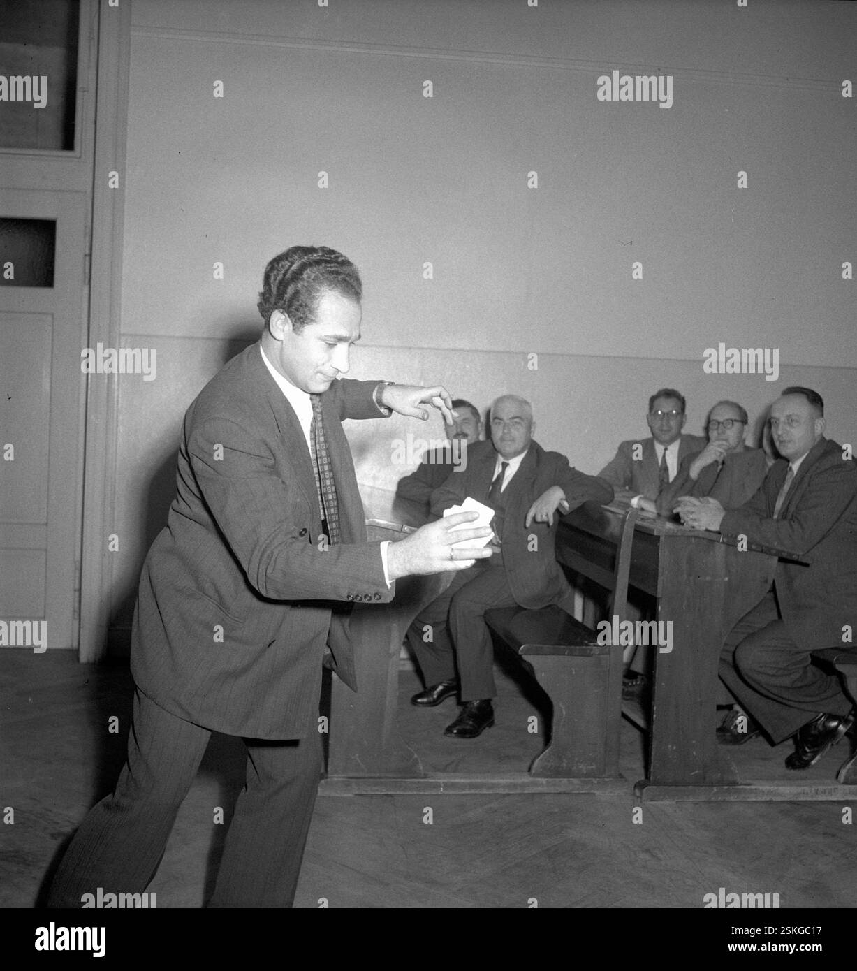 --- Borra, der 'Dieb von Bagdad' führt der Polizei Seine Künste vor, Zürich 1971#Borra, le 'Dieb von Bagdad' démontre à la police son talent , Zürich 1971- RDB DE DUKAS Banque D'Images