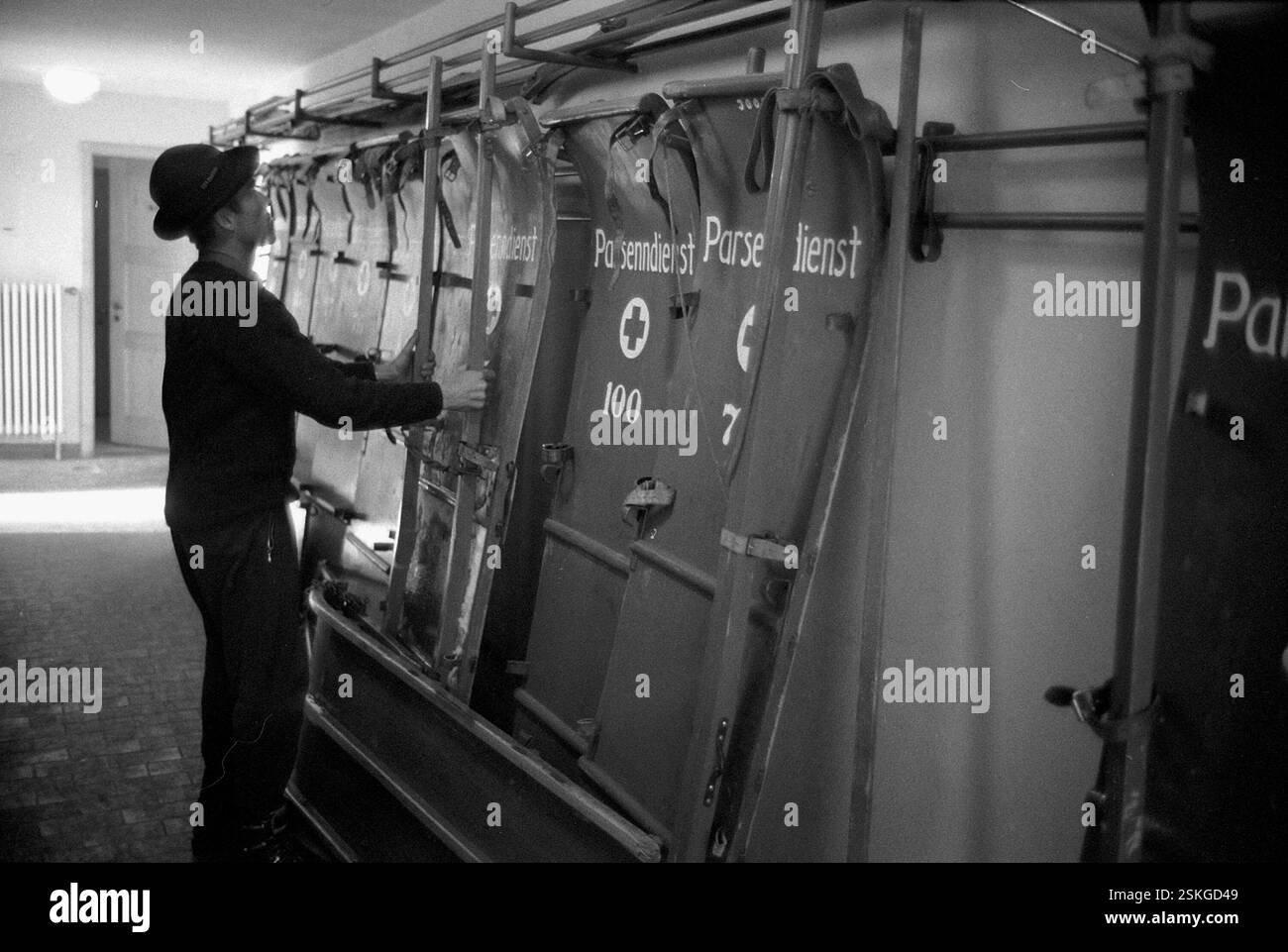 --- 'Parsenndienst' : Parsenn-Rettungsdienst in Aktion, Rettungsschlitten, 1966#'Parsenndienst' : Parsenn services de secours en action, toboggan de sauvetage, 1966- RDB PAR DUKAS Banque D'Images