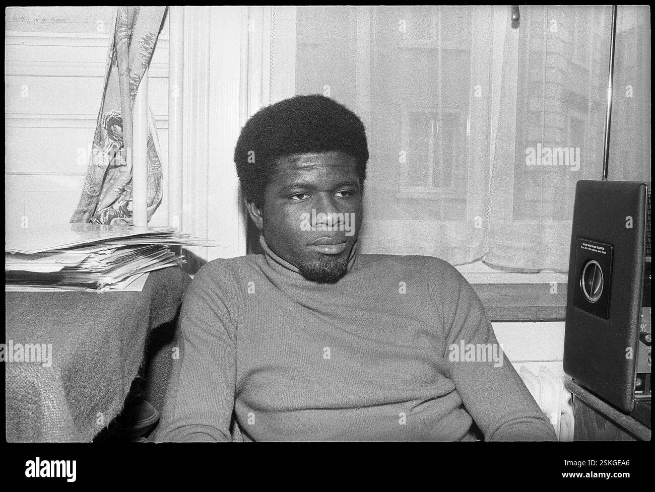 Étudiant schwarzer an Dolmetscherschule#étudiant noir à l'école d'interprètes--- étudiant Edward Kwame Gbena dans seinem Zimmer, Zürich 1972#étudiant Edward Kwame Gbena dans sa chambre, Zürich 1972- RDB DE DUKAS Banque D'Images