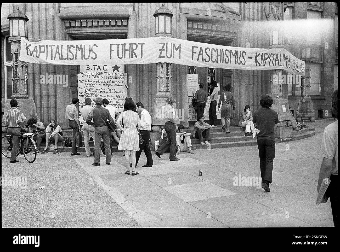 Antifaschistische Woche : 'TEACH IN'#semaine antifasciste : 'TEACH IN'--- Studentenversammlung der Universität Zürich, 1971#Réunion d'étudiants à l'Université de Zurich, 1971- RDB PAR DUKAS Banque D'Images