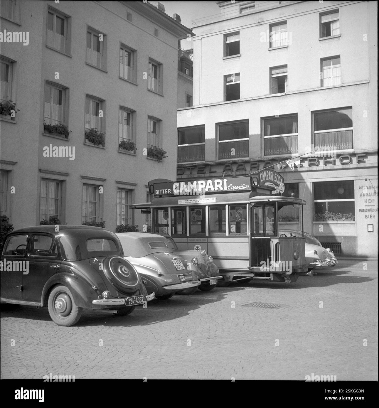 Auf Chassis von Fiat 1100 gesetzt#mettre sur le châssis d'une Fiat 1100--- Zürich 1950 : Altes Mailänder Tram als Auto und Campari Soda-Reklame#Zurich 1950 : vieux tram de Milan comme une voiture et Campari Soda publicité- RDB PAR DUKAS Banque D'Images