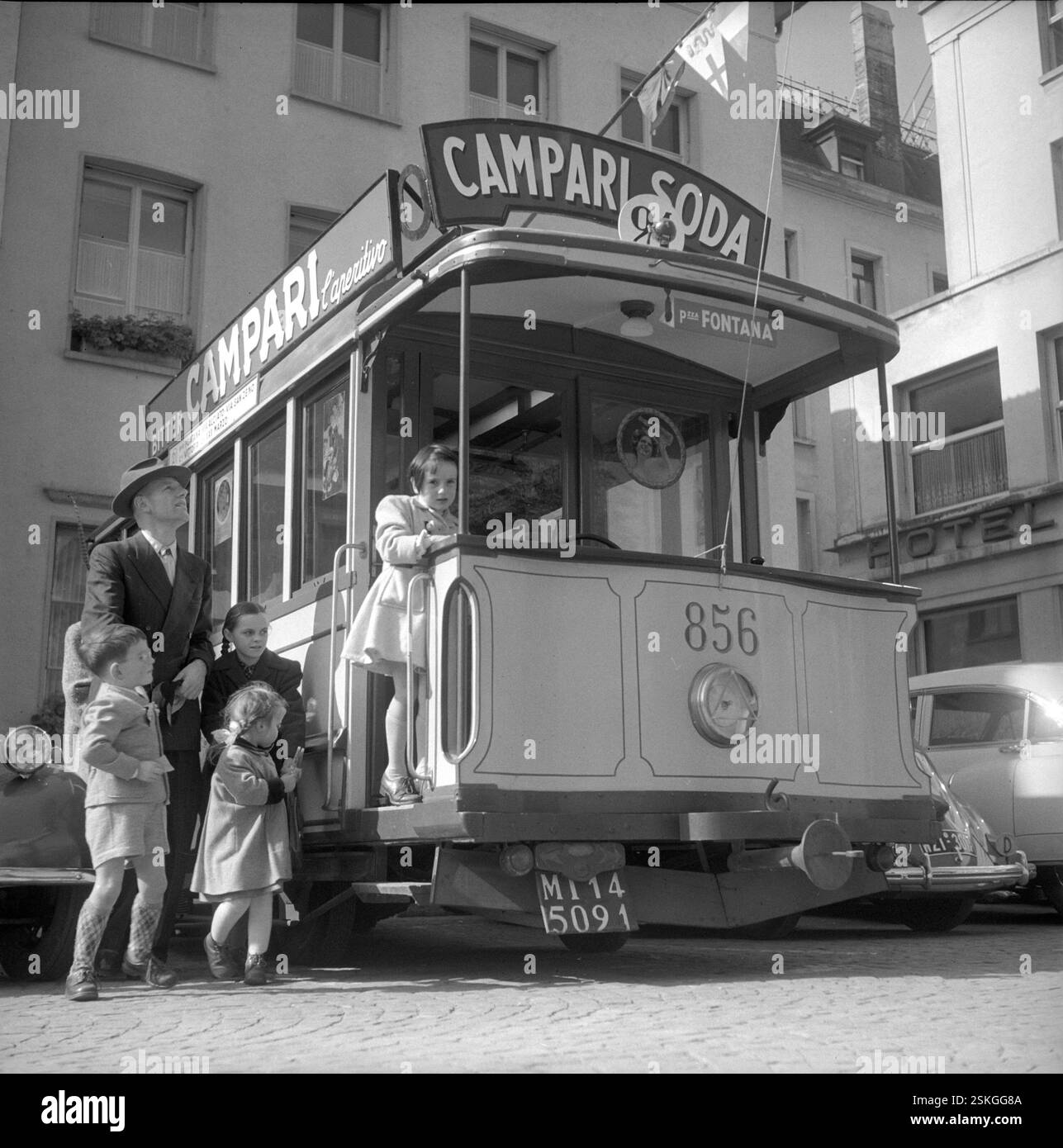 Auf Chassis von Fiat 1100 gesetzt#mettre sur le châssis d'une Fiat 1100--- Zürich 1950 : Altes Mailänder Tram als Auto und Campari Soda-Reklame#Zurich 1950 : vieux tram de Milan comme une voiture et Campari Soda publicité- RDB PAR DUKAS Banque D'Images