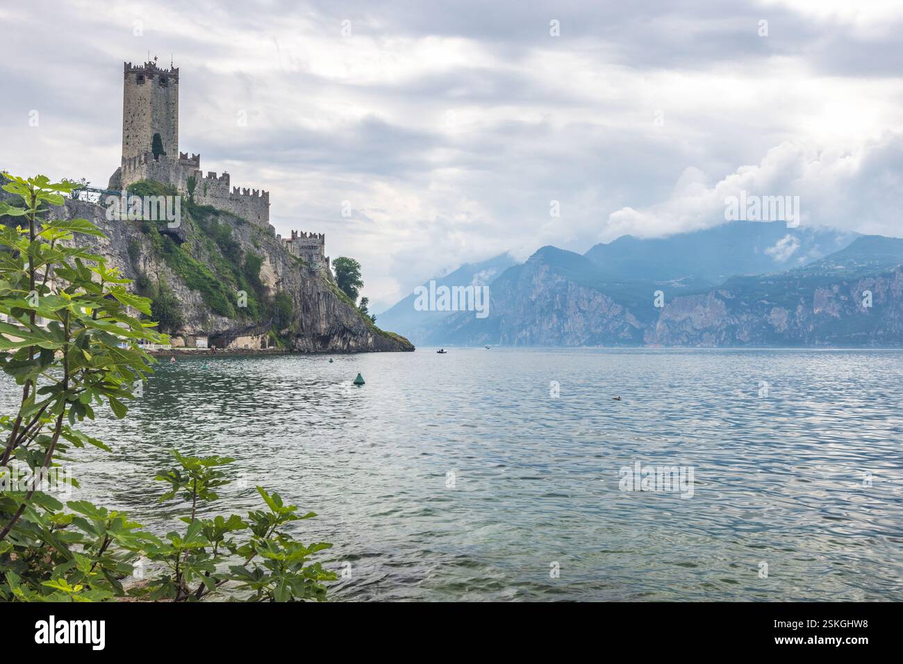Lac de Garde avec le château de Scaliger dans la ville de Malcesine sur la rive est du lac, Italie, Europe. Banque D'Images
