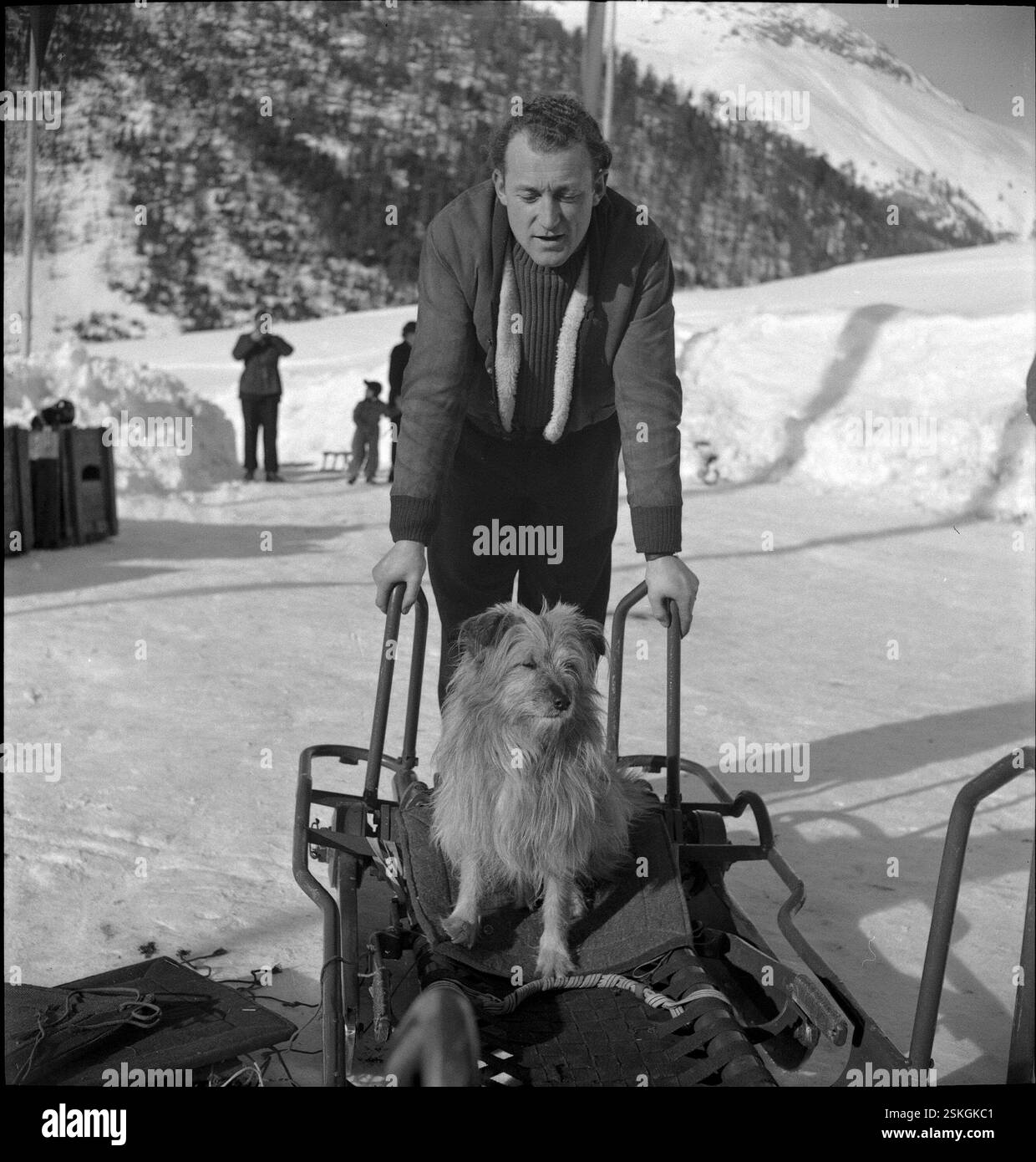 Vierer#four-Man--- Schweizer Bobmeisterschaft réunissant Moritz 1950 : Sieger Bibbia mit Hund#Swiss Bobsleigh Championship composé Moritz 1950 : champ Bibbia with dog- RDB BY DUKAS Banque D'Images