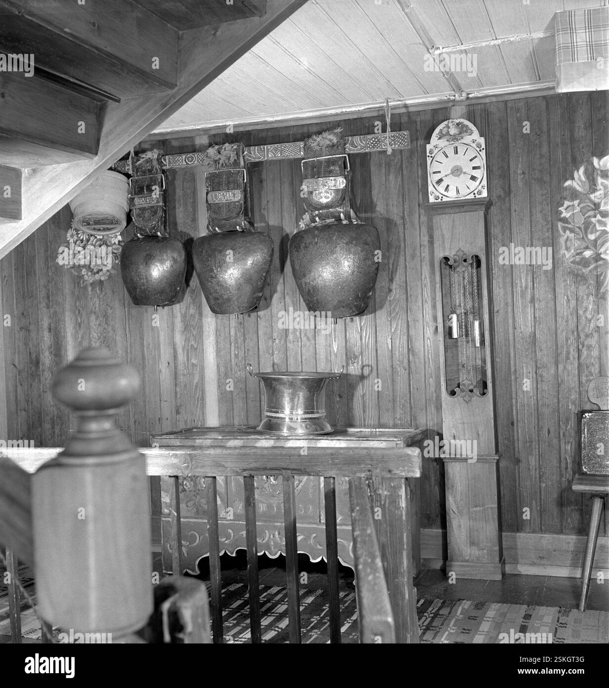 --- interieur mit Kuhglocke und Standuhr, Dicken 1940#intérieur avec cloche de vache et horloge dans Dicken 1940- RDB PAR DUKAS Banque D'Images