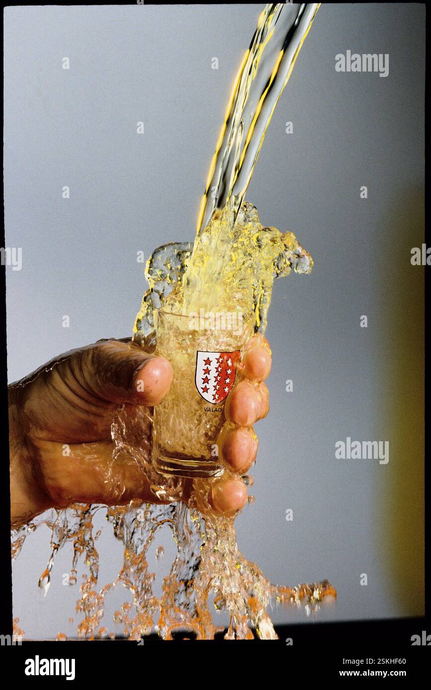 überlaufendes Glas mit Walliser-Wappen VS#verre avec drapeau de Canton Valais VS, débordement, déversement Banque D'Images