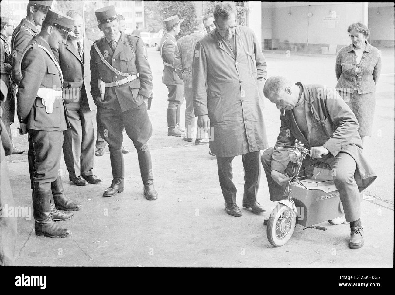 --- Mini-Elektro-Motorrad beim Vorführen, 1968#Mini moto électrique, 1968- RDB PAR DUKAS Banque D'Images
