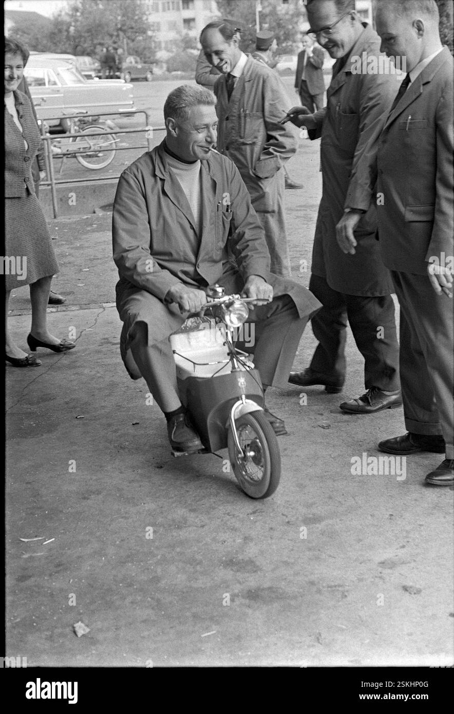 --- Mini-Elektro-Motorrad beim Vorführen, 1968#Mini moto électrique, 1968- RDB PAR DUKAS Banque D'Images